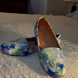 Flowered Bandolino loafers, size 9, blue and green floral on beige, brand new